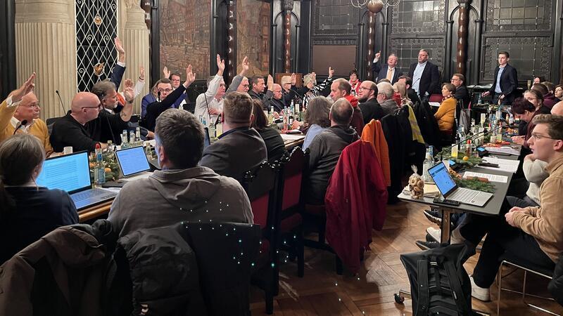 Buxtehude kauft Wohnungen, um sie günstig zu vermieten - und löst Diskussion aus Der Ratssaal im historischen Rathaus war Ort einer emotionalen Debatte um Geld und Wohnungen.