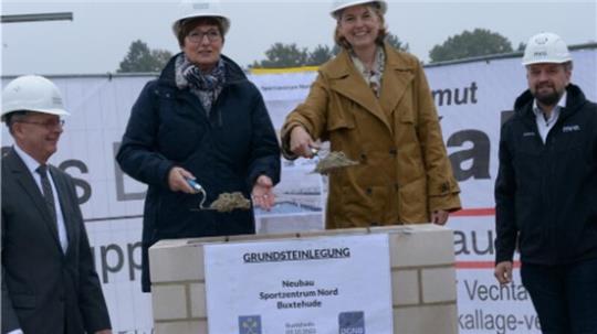 Der Ratsvorsitzende Christian Krüger (SPD), Bürgermeisterin Katja Oldenburg-Schmidt, Stadtbaurätin Michaela Springhorn und Stefan Martens von MRO-Architekten bei der Grundsteinlegung. In der eingemauerten Zeitkapsel ist eine Ausgabe des Buxtehuder TAGEBLATT enthalten.