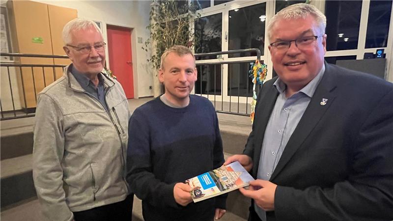Der Ratsvorsitzende Klaus Hubert (BVJ) und Bürgermeister Matthias Riel (rechts) nehmen das neue Ratsmitglied Timo Siegmund (FDP) in ihre Mitte.