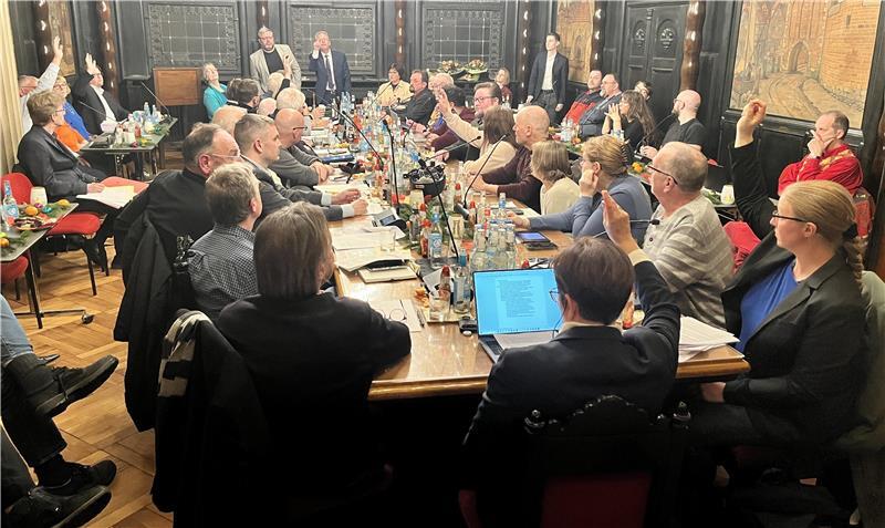 Der Ratsvorsitzende und stellvertretende Bürgermeister Christian Krüger zählt mit Unterstützung des Ersten Stadtrats Ralf Dessel die Nein-Stimmen für den Haushalt.