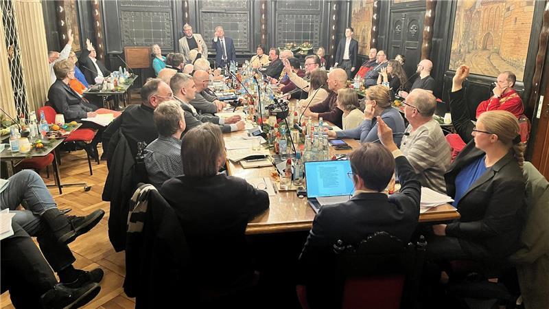 Der Ratsvorsitzende und stellvertretende Bürgermeister Christian Krüger zählt die Unterstützung des Ersten Stadtrats Ralf Dessel die Nein-Stimmen für den Haushalt.