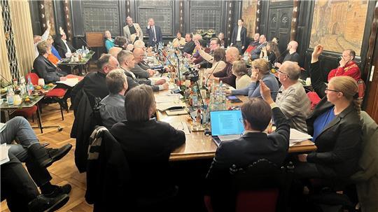 Der Ratsvorsitzende und stellvertretende Bürgermeister Christian Krüger zählt die Unterstützung des Ersten Stadtrats Ralf Dessel die Nein-Stimmen für den Haushalt.