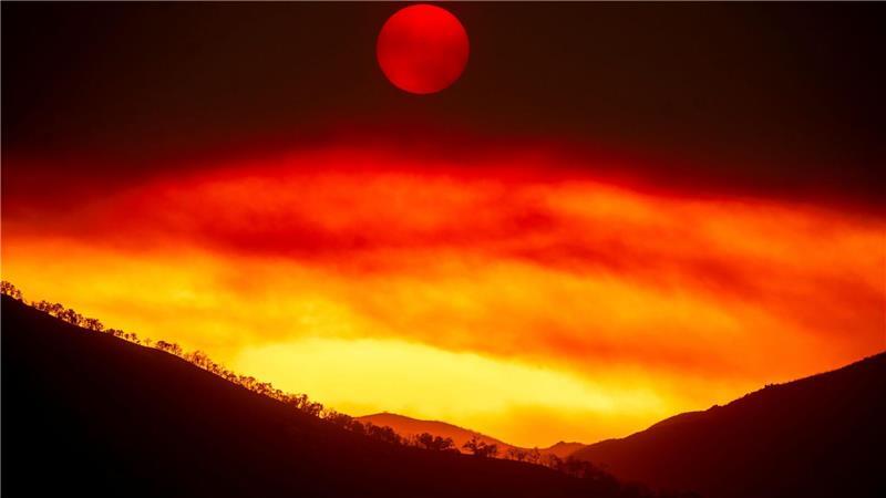 Der Rauch eines Feuers über dem Los Padres National Forest in Kalifornien.