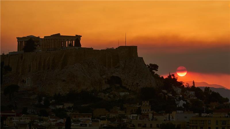 Waldbrände in Südeuropa – Menschen fliehen vor den Flammen Der Rauch zieht bis über die Hauptstadt Athen.