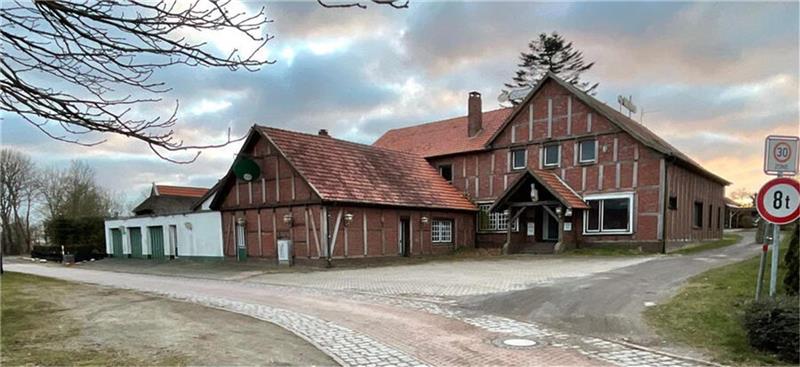 Der „Rauchfang“ lockte einst Gäste von weit über die Grenzen Butjadingens hinaus nach Sillens. Nun schlägt seine letzte Stunde. Foto: Stracke