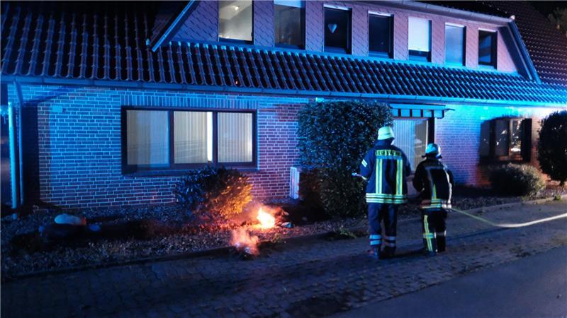 E-Scooter-Akku entzündet sich – 73-Jährige in Burweg verletzt Der Rauchmelder und das schnelle Eingreifen der Feuerwehren haben mutmaßlich Schlimmeres verhindert.
