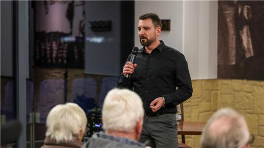 Der Rechtsanwalt Daniel Kuhlmann - hier bei einer Infoveranstaltung für Geschädigte - hat nach dem Gelsenkirchener Sparkassen-Einbruch nach eigenen Angaben erste Klagen gegen die Bank eingereicht. (Archivbild)