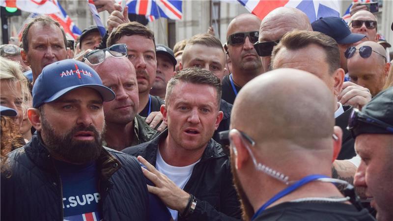 Opfer festgenommen: Polizeifehler löst Rassismus-Debatte aus Der Rechtsextremist Tommy Robinson (Mitte) rief zu einer Demo vor dem Polizeihauptquartier in Southampton auf. (Archivfoto)