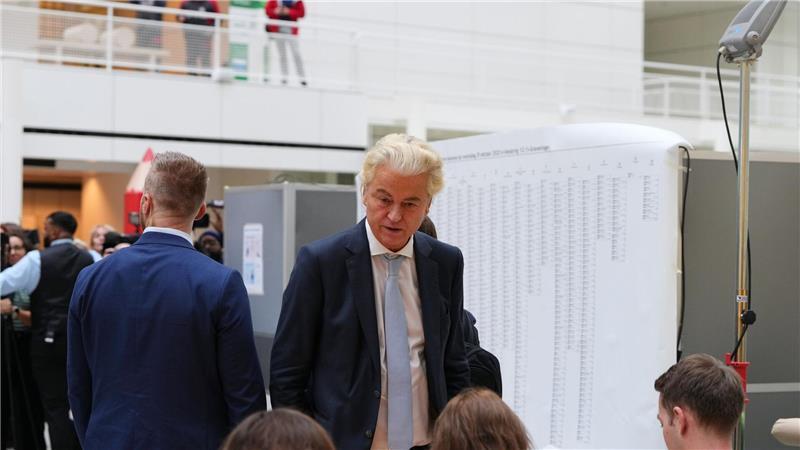 Prognose: Wilders nicht mehr stärkste Kraft Der Rechtspopulist Geert Wilders hat einer ersten Prognose zufolge bei der Parlamentswahl in den Niederlanden seine Position als stärkste politische Kraft eingebüßt.