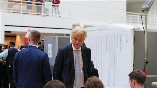 Prognose: Wilders nicht mehr stärkste Kraft Der Rechtspopulist Geert Wilders hat einer ersten Prognose zufolge bei der Parlamentswahl in den Niederlanden seine Position als stärkste politische Kraft eingebüßt.