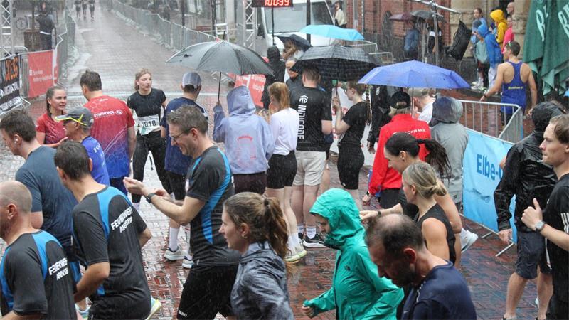 22. Buxtehuder Altstadtlauf: Teilnehmerrekord, lautstarke Fans und spendable Sieger Der Regen begann ab 15 Uhr, da liefen nur noch der 10 Kilometer Lauf und der Halbmarathon.