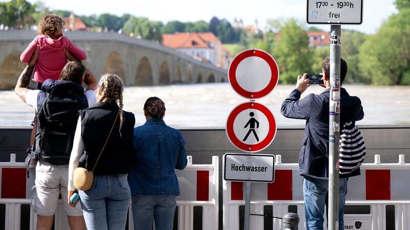 Der Regen hat nachgelassen. Doch noch gibt es keine Entwarnung bei den verheerenden Überschwemmungen in Süddeutschland.