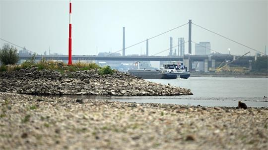 Der Regen stoppt das weitere Absinken der Pegelstände. Die Schifffahrt sollte aber nicht zu viel erwarten, warnt ein Experte. (Archivbild) 
