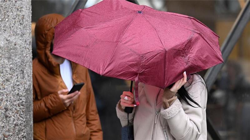 Erst stürmisch, dann kalt Der Regenschirm könnte auch in den kommenden Tagen ein guter Begleiter sein.