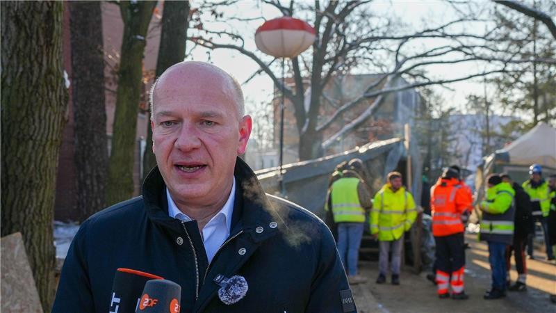 Strombetreiber nach Blackout: Kein Anzeichen für Anschlag Der Regierende Bürgermeister Kai Wegner am 7. Januar vor dem Umspannwerk an der Argentinischen Allee. (Archivbild)