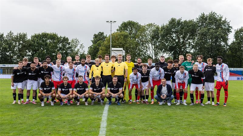 Die Fußballer haben die Opfer der Gewalttat in Stade nicht vergessen Der Regionalligist SV D/A schlägt die Kreisauswahl 10:0. Aber das Ergebnis ist an diesem Tag nicht wichtig.