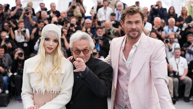 Anya Taylor-Joy über Liebe im Film Der Regisseur und seine Hauptdarsteller: George Miller (M) mit Anya Taylor-Joy und Chris Hemsworth.