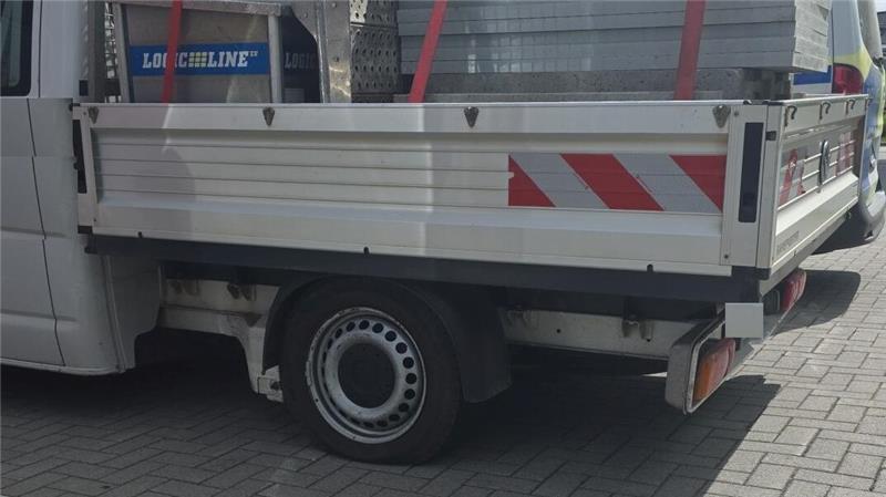 Der Reifen ist schon platt gedrückt: In Cuxhaven ist ein überladener Transporter gestoppt worden.