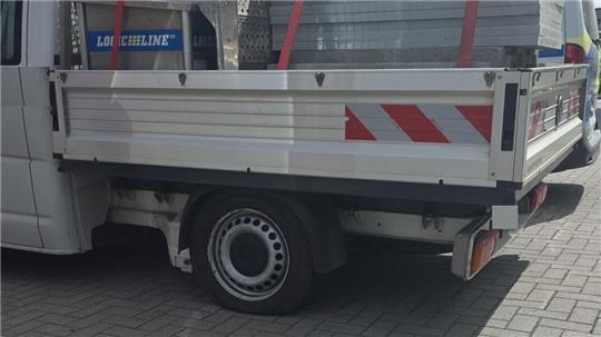 Der Reifen ist schon platt gedrückt: In Cuxhaven ist ein überladener Transporter gestoppt worden.