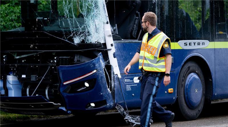 Der Reisebus wurde bei dem Unfall schwer beschädigt. 