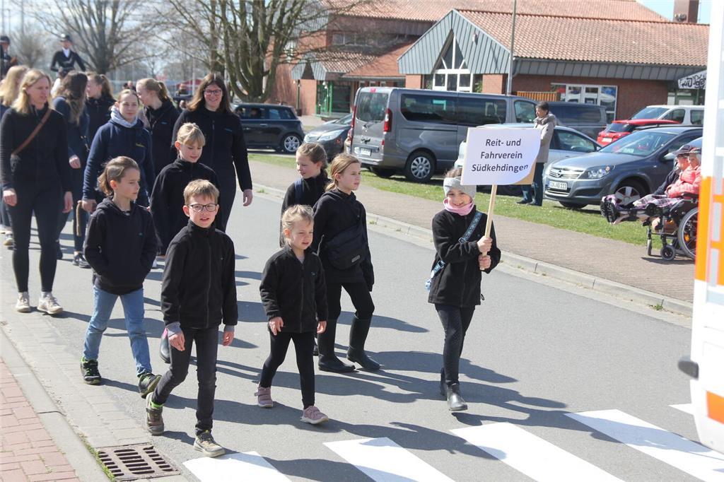 Der Reit- und Fahrverein Südkehdingen bildete das fröhliche „Schlusslicht“ des B...