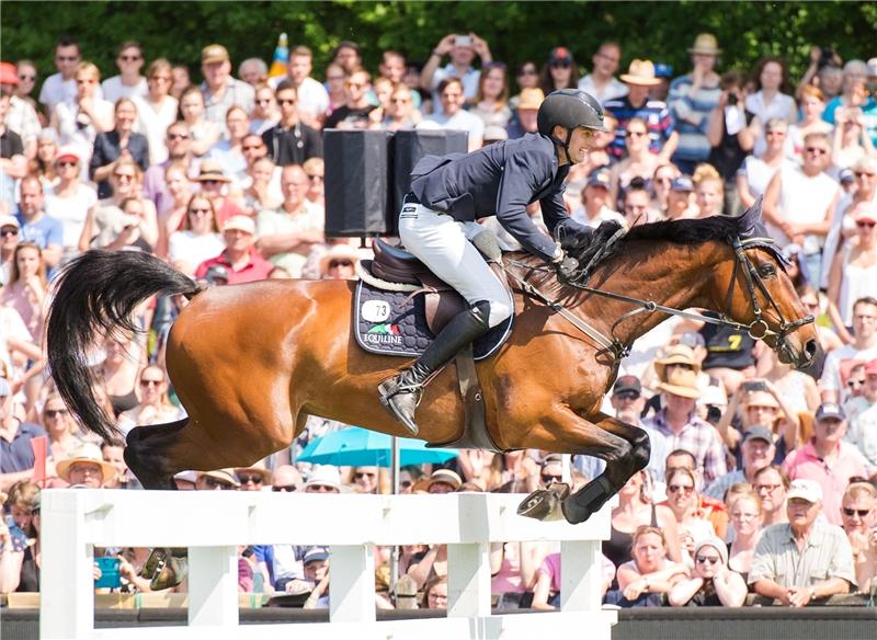 Der Reiter Nisse Lüneburg aus Deutschland und sein Pferd Cordillo beim 88. Deutsches Spring-Derby. Foto dpa