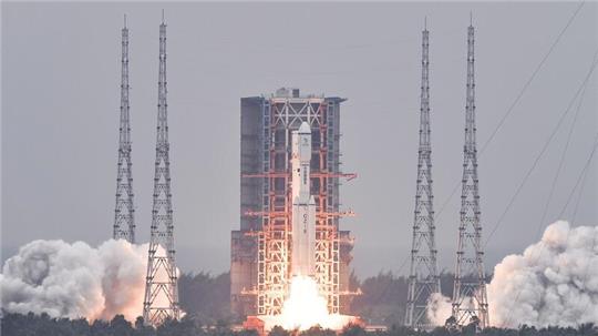 Der Relaissatellit bildet ein Kommunikationsdreieck und ermöglicht, dass das Kontrollzentrum von der Erde aus auf die Rückseite des Mondes Signale senden kann.