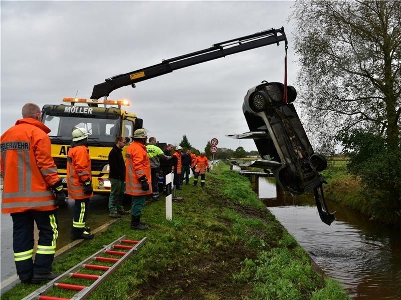 Der Renault Clio wird aus dem Kanal geborgen. Foto: Beneke