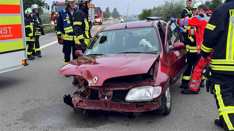 Der Renault Megane ist nach diesem Unfall nicht mehr fahrbereit.