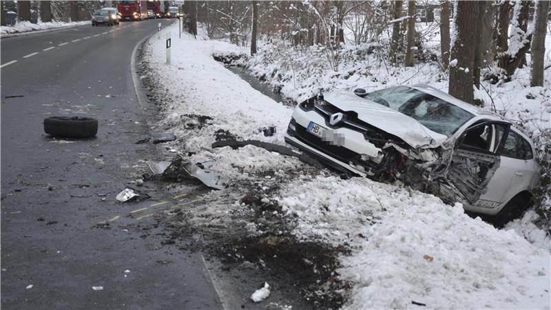 Der Renault Megane landete nach der Kollision im Seitenraum der Bundesstraße 74 zwischen Bremervörde und Elm.