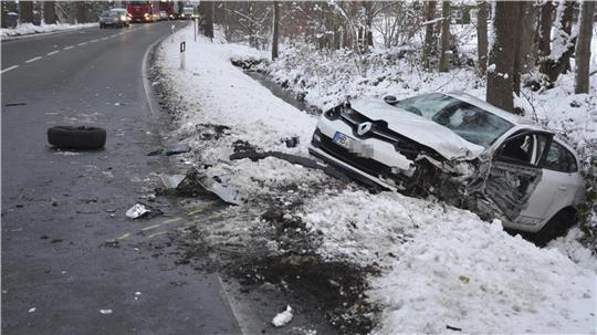 Der Renault Megane landete nach der Kollision im Seitenraum der Bundesstraße 74 zwischen Bremervörde und Elm.