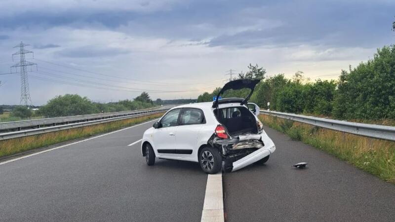 Unfall auf der A26: Horneburger verliert Kontrolle über BMW Ein beschädigter Renault Twingo steht auf der A26.