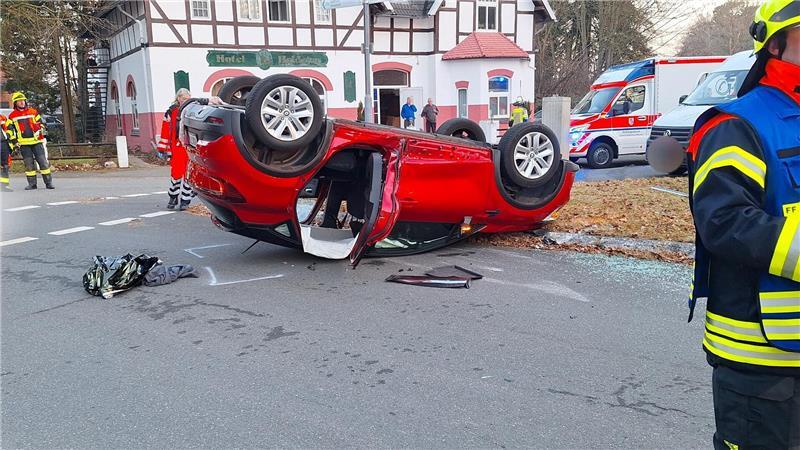 Der Renault der 75 Jahre alten Unfallverusacherin landet auf dem Dach.