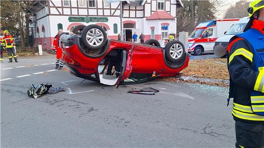 Der Renault der 75 Jahre alten Unfallverusacherin landet auf dem Dach.