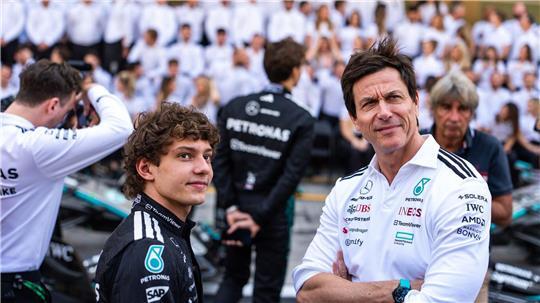 Der Rennfahrer (l) und sein Förderer. (Archivbild)