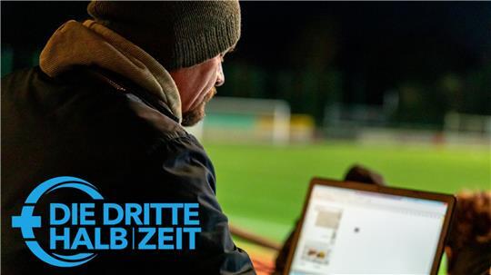 Der Reporter bei der Arbeit im Kehdinger Stadion: Es gibt WLAN, Käffchen und eine warme Decke.