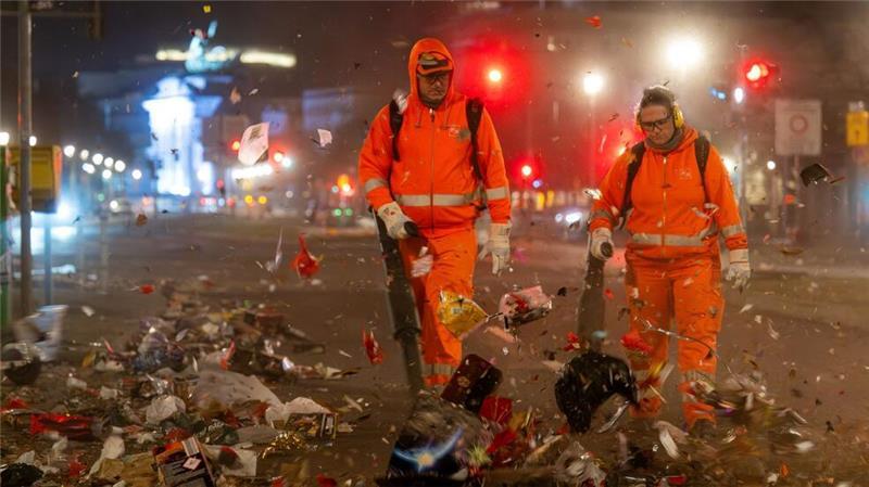 Böller-Tote und Angriffe auf Einsatzkräfte zum Jahresstart Der Rest vom Fest - hier machen sich Berliner Reinigungskräfte ans Werk.