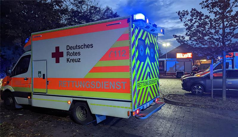 Junge in Steinkirchen auf Rewe-Parkplatz angefahren Der Rettungsdienst brachte das Kind ins Elbe Klinikum nach Stade. Foto: Battmer