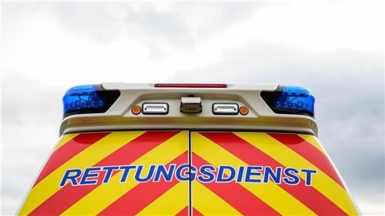 Der Rettungsdienst brachte den 81-jährigen Autofahrer nach dem Unfall in ein Krankenhaus. (Symbolbild)