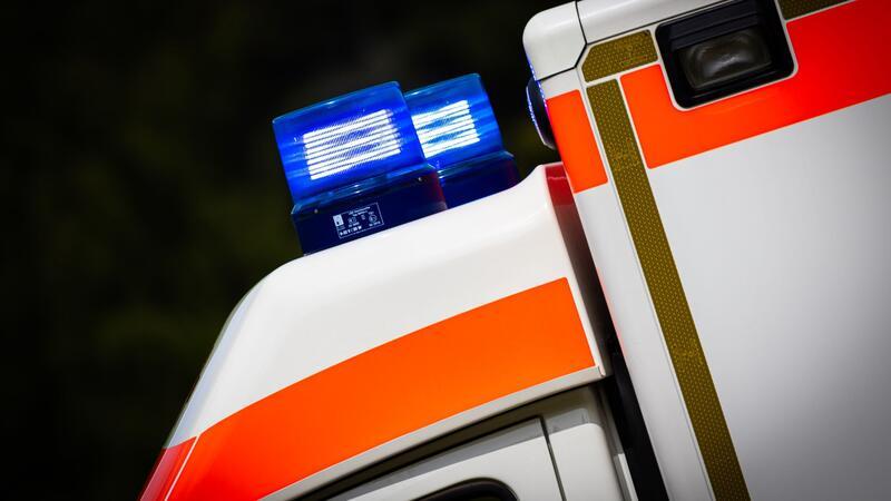 Der Rettungsdienst brachte laut Polizei alle sechs Verletzten in Krankenhäuser. (Symbolbild)