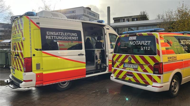 Der Rettungsdienst war in und vor der BBS III mit einem Großaufgebot in der Glückstädter Straße in Stade vor Ort