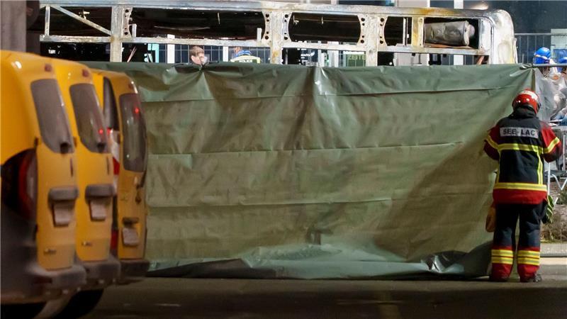 Sechs Tote bei Brandinferno in Linienbus in der Schweiz Der Rettungseinsatz war am Abend noch im Gange, wie die Polizei des Kantons auf Facebook berichtete.