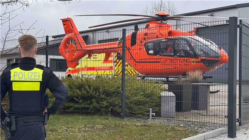 Der Rettungshubschrauber CHRISTOPH 29 aus Hamburg landete auf dem Gelände einer benachbarten Firma.