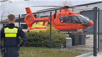 Der Rettungshubschrauber CHRISTOPH 29 aus Hamburg landete auf dem Gelände einer benachbarten Firma.