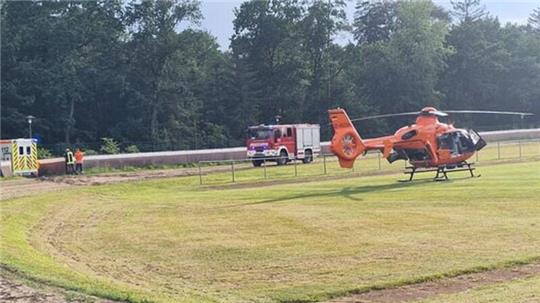 Der Rettungshubschrauber "Christoph 29" aus Hamburg holt die lebensgefährlich verletzte Frau auf dem Sportplatz in Hechthausen ab und fliegt sie nach der Erstversorgung in eine Hamburger Klinik.