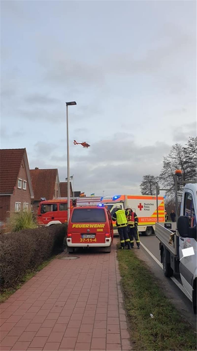 Der Rettungshubschrauber Christoph 29 brachte den 58-Jährigen in eine Hamburger Klinik. Foto: Feuerwehren an der Este