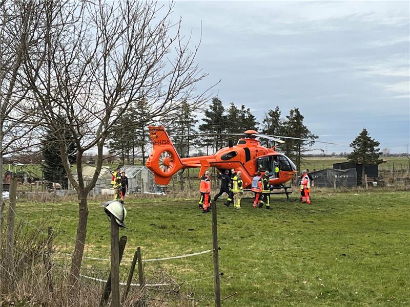 Schwerstverletzt: Zwölfjährige in Neukloster von S-Bahn erfasst Der Rettungshubschrauber Christoph 29 brachte die Zwölfjährige ins Universitäts-Klinikum Eppendorf. Foto: Vasel
