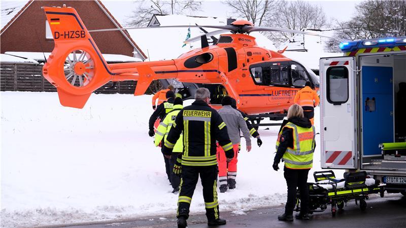 Der Rettungshubschrauber Christoph 29 holt eine Schwerverletzte aus Oldendorf ab.