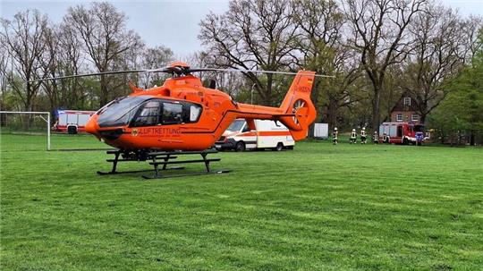 Der Rettungshubschrauber "Christoph 29" landet auf dem Schulsportplatz. Anschließend wird das Kleinkind in eine Hamburger Spezialklinik geflogen.