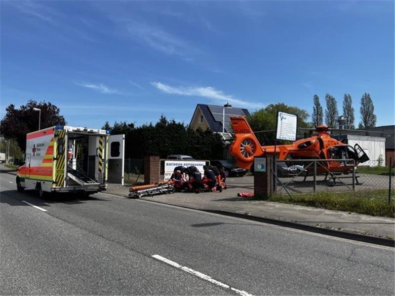 Radfahrer in Buxtehude von Lkw erfasst – lebensgefährlich verletzt Der Rettungshubschrauber Christoph 29 landete im Gewerbegebiet in Buxtehude.